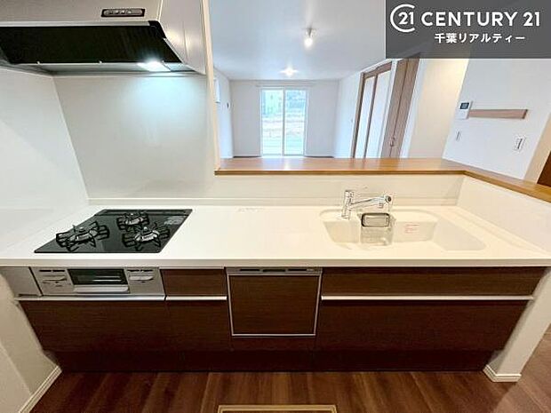 大人気の対面式システムキッチンを採用しています！ご家族のコミュニケーションが自然と増える設計です。お子様にも目が届くので嬉しいですね。広々使えて快適に作業が進みます。