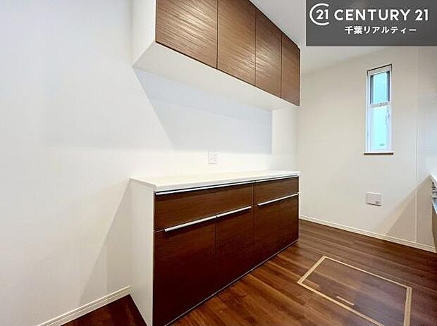 背面カップボード付きの新規キッチンで、収納もデザインもスマートに。作業動線が考えられた快適なキッチン空間です。