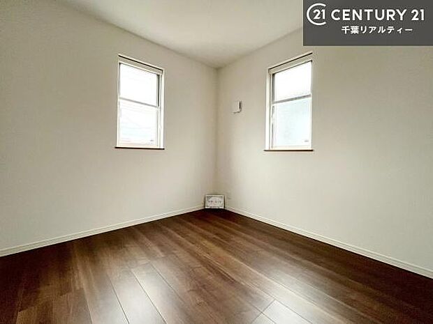 掃き出し窓がない洋室は子供部屋に最適です！2面採光にもなっておりしっかり光も入るので快適にお過ごしいただけます！