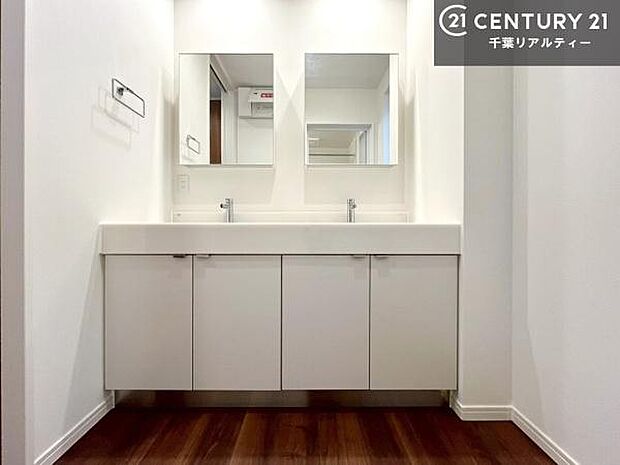 スタイリッシュでオシャレな洗面台！身なりを整える洗面所は、清潔感が大事です！水周りの清潔感のある雰囲気を演出！気持ちよくお使いいただけます。