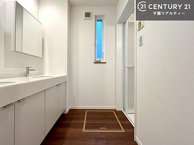 小窓付きの明るい洗面室です！湿気もすぐに入れ替えができて清潔に保つことができます！自然光が差し込むのでお化粧の仕上がりも良くなりますね！