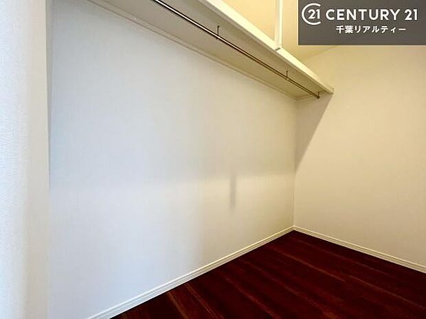 ウォークインクローゼット付きです。たくさんのお洋服などを収納しておけそうですね！他にも扇風機や加湿器など季節物の大きな家電も収納できます。