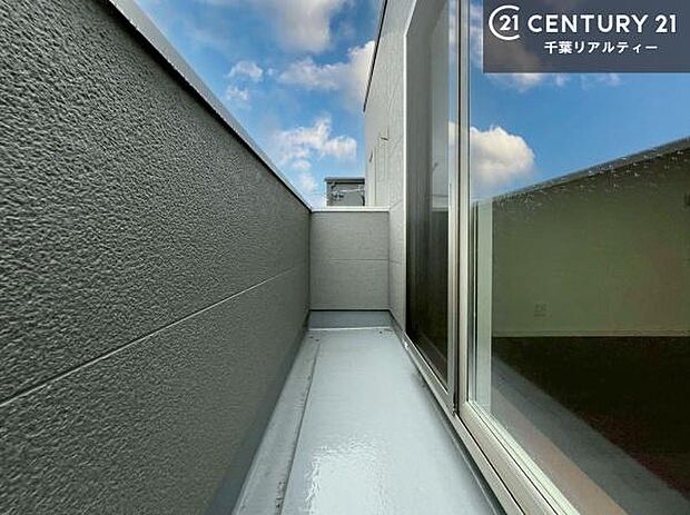 広々としているバルコニーです！お洗濯物を干すのはもちろん風に当たりながらくつろぎタイムが送れます！