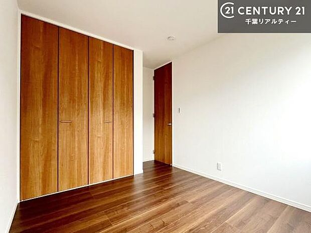 収納スペースがついています！居室をスッキリ整頓する事ができますね。家具を選ばないシンプルなデザインの為、家具を選ばずお気に入りの空間作りができそうですね。【現地見学会開催中】