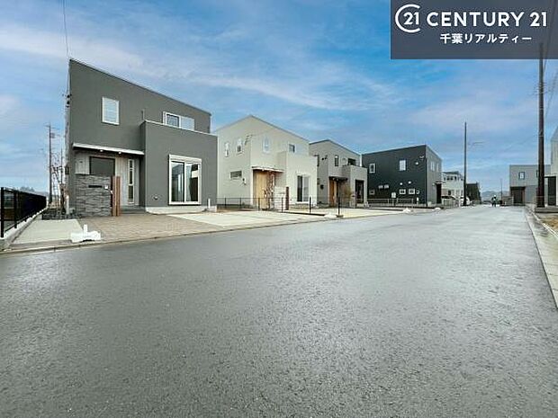 前面道路は広々しているので車の車庫入れがしやすいです！