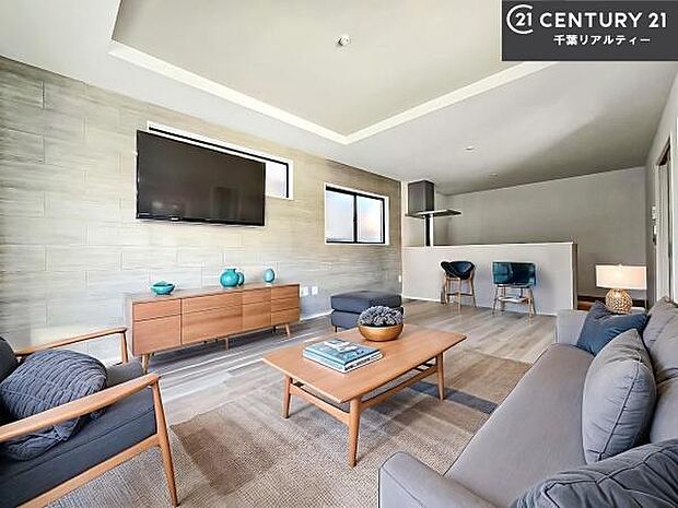 家具はCGパースです。大きな窓からたっぷりの陽ざしが入る明るいリビング。開放感のあるリビングで家族団らんのくつろぎの時間を過ごせます。