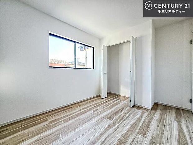 掃き出し窓がないお部屋は、お子様のお部屋としても安心です!収納スペースも充実しているので散らかったお部屋をサッと片付けられます!