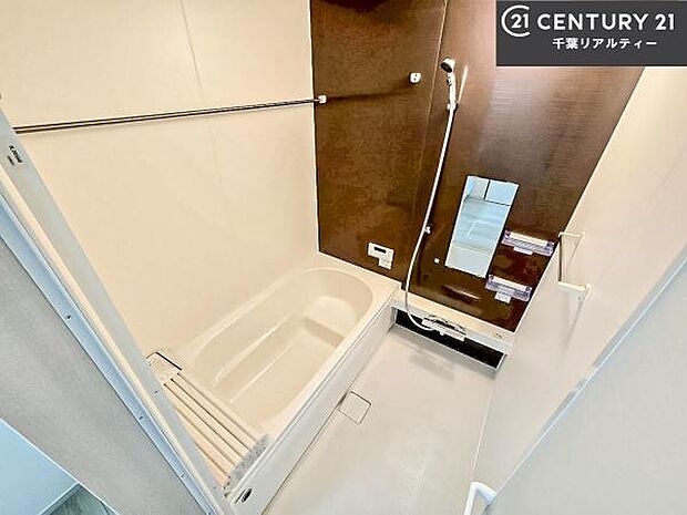 広々バスで一日の疲れをリフレッシュ。足が伸ばせるので、浴槽にもゆったりと浸かれますね！毎日のバスタイムが楽しみになります。