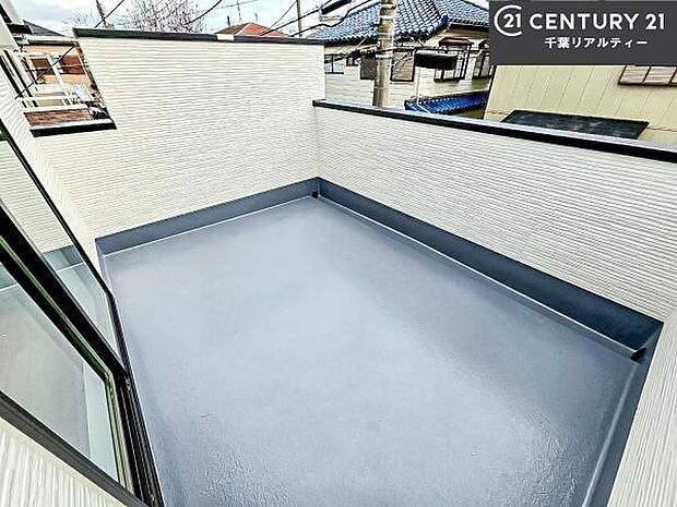 陽当たり良好なバルコニーです！晴れた日には青い空を見渡せる開放的な時間を楽しめます。