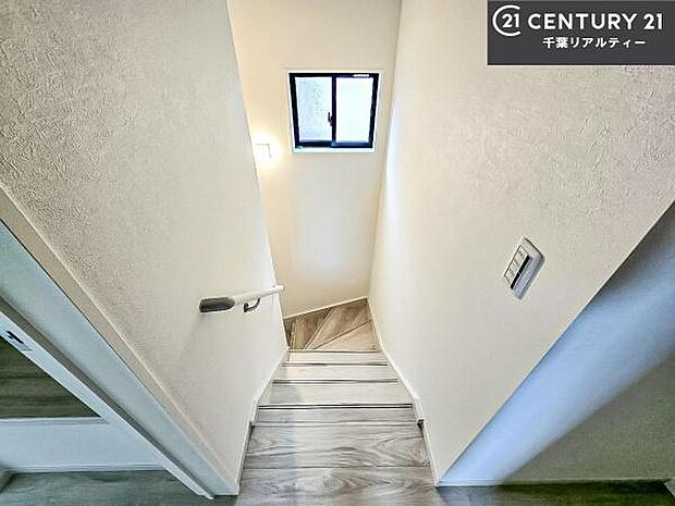 階段は明るく手摺りもついています。お子様やご年配の方も安心してご利用頂けますね。