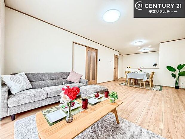 広々ダイニングスペース!ゆったりお食事。笑い声響く楽しい時間が過ごせます。日々の疲れも癒されます!