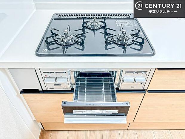 コンロは三口あるのでお料理の同時進行ができます。もちろんグリル付きです。調理スペースも広々している為作業がしやすい!使い勝手が良いシステムキッチンです!