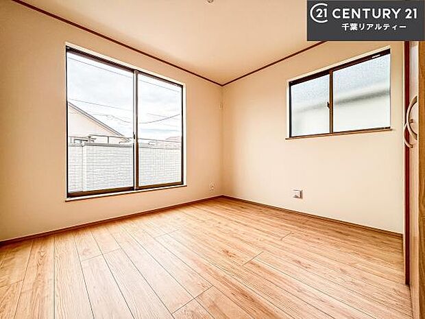 洋室は子供部屋や寝室、色々と用途多彩に利用できますね。収納力もたっぷりなので、広々気持ちよく過ごすことができます。