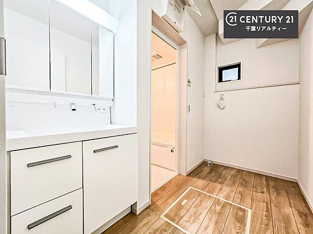 三面鏡仕様の洗面所は、身だしなみがしやすい造り！裏は収納になっています。ドライヤーやお化粧道具を片付けられるので洗面台周りをスッキリと見せることが出来ます！