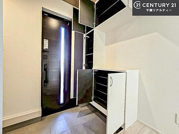 シューズボックス付きなので、玄関が片付きお掃除がしやすいです！スッキリした玄関で戸を開けた瞬間、清潔感のある心地いい空間が出迎えてくれます。