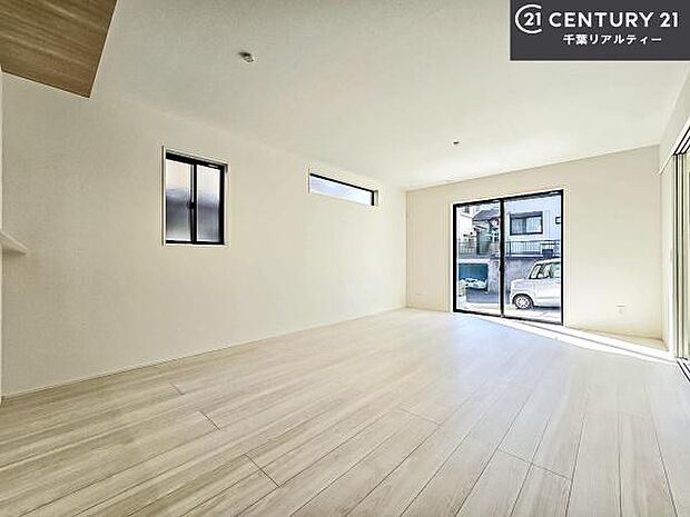 開放感のある広々LDK！ソファーやダイニングテーブルを置いても窮屈にならないので快適に過ごせます！コミュニケーションが取りやすいリビングです！