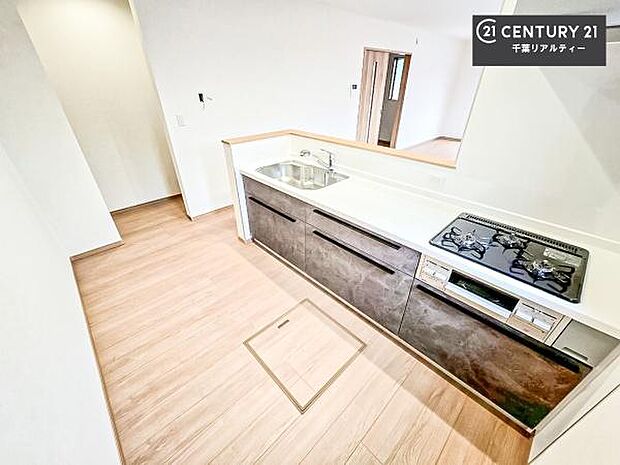 ゆとりある調理スペースで作業がしやすい快適なキッチンです!お子様と一緒にお菓子造りも楽しめる広々スペースです。楽しい調理時間になりそうですね!