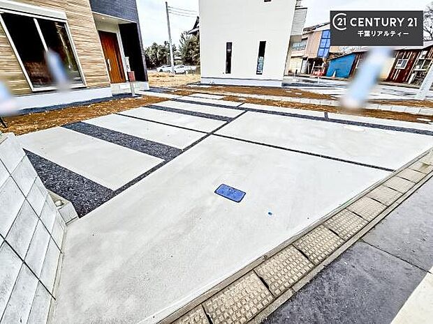 駐車スペースは2台分あります!セカンドカーはもちろん、バイクや自転車なども置き場所に困りません。