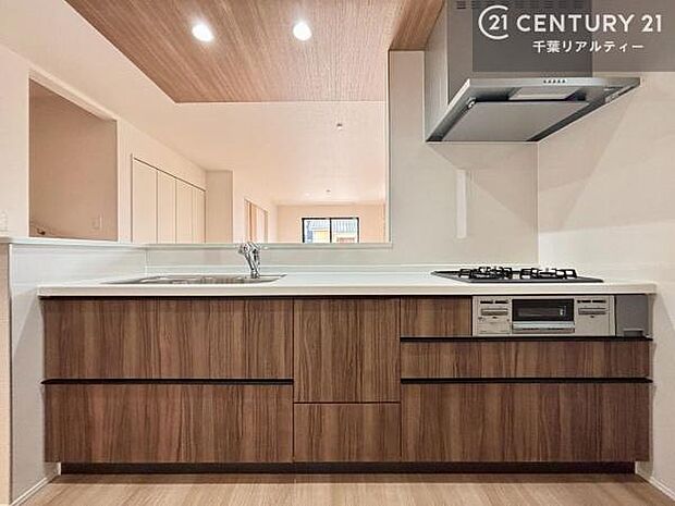 大人気の対面式システムキッチンを採用しています!ご家族のコミュニケーションが自然と増える設計です。お子様にも目が届くので嬉しいですね。広々使えて快適に作業が進みます。