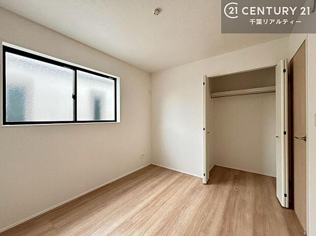 必要な場所に必要なだけの収納を確保。日用品や趣味の道具、家族の持ち物まで、用途に合わせてすっきり収まります。