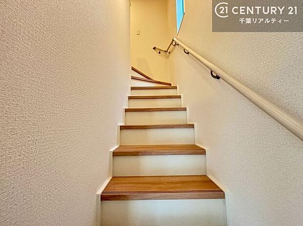 階段は明るく手摺りもついています。お子様やご年配の方も安心してご利用頂けますね。