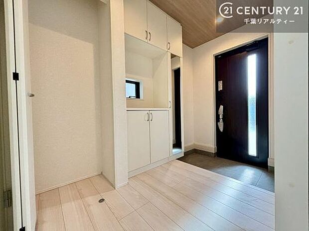 シューズボックス付きなので、玄関が片付きお掃除がしやすいです!スッキリした玄関で戸を開けた瞬間、清潔感のある心地いい空間が出迎えてくれます。