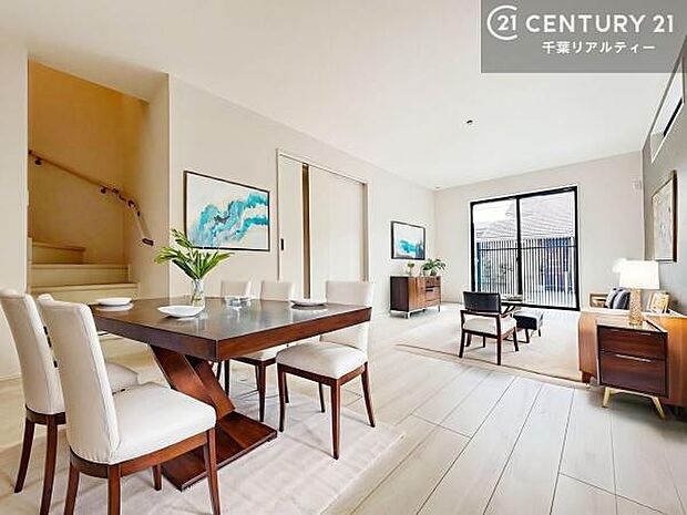 家具はCGパースです。心地良いリビングは家族が自然と集まります。家族団欒の時間が増えそうです。ご家族と、より一層充実した時間を過ごせそうですね。