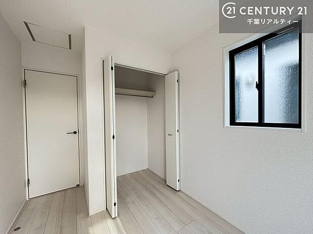 収納スペースを完備しており、衣類やおもちゃ、学用品などをすっきり整理できます。お部屋を広く使えるため、快適で整った住空間を実現します。