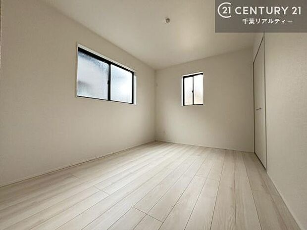 掃き出し窓がないお部屋は、お子様のお部屋としても安心です!収納スペースも充実しているので散らかったお部屋をサッと片付けられます!