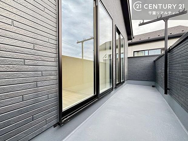 2部屋から出入りできるバルコニーは、洗濯物を干すのに便利なだけでなく、家族の行き来もスムーズな使い勝手の良い空間です。