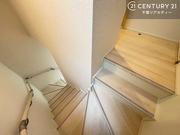 階段は明るく手摺りもついています。お子様やご年配の方も安心してご利用頂けますね。