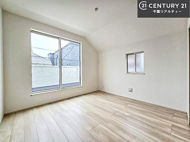 バルコニーに面している洋室です。明るく温もりがあり、換気もしっかりできます！朝起きて、外に出て背伸びをしつつ深呼吸をし良い朝を迎え入れることが出来そうですね！