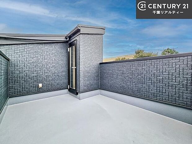 広々としたバルコニーはお洗濯ものを干すだけではなく椅子を置いて読書をしたりほっと一息つく場所にもなります！