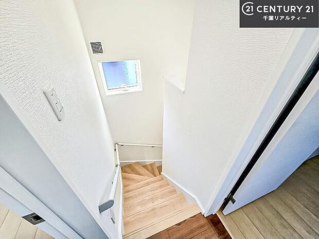 階段は明るく足元がしっかりと見えて安心！お子様やご年配の方も安心してご利用頂けますね。