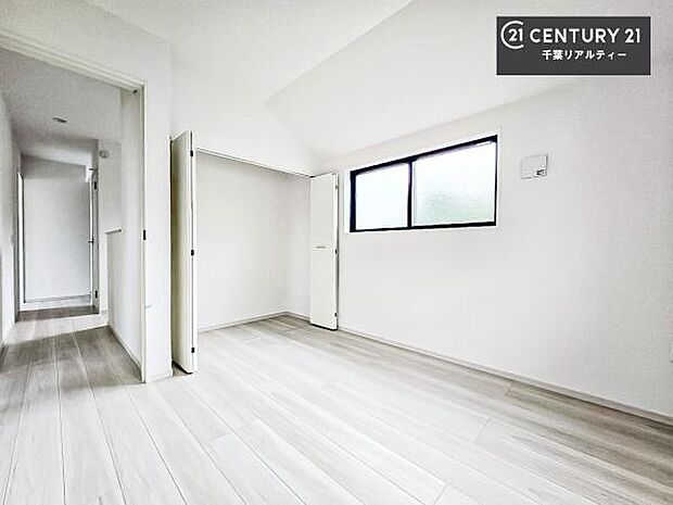 収納スペースを完備しており、衣類やおもちゃ、学用品などをすっきり整理できます。お部屋を広く使えるため、快適で整った住空間を実現します。