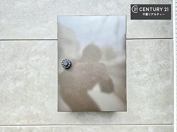 郵便ポスト付きで不在時でも荷物が受け取れてとっても便利！家にいなきゃいけないストレス回避！再配達の手間が省けます！