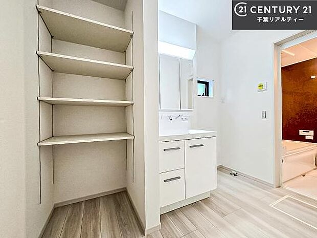 収納たっぷりの洗面室！日用品のストックやバスタオルがスッキリと収納できて取り出しやすい！水回りがスッキリ片付いて気持ちの良い空間！