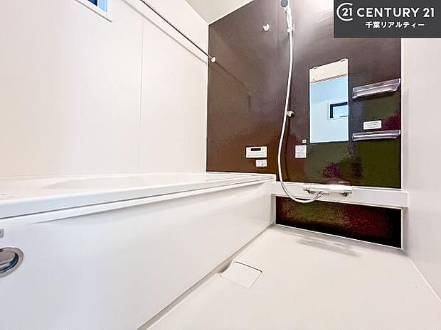 落ち着きある大人の雰囲気のバスルームは、味が出ていてバスタイムが充実！お仕事頑張っているご褒美にお好みの匂いの入浴剤を入れて、楽しんでみてはいかがでしょうか？