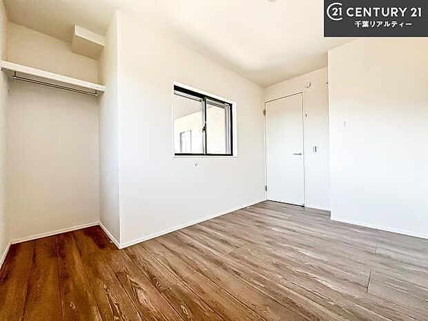 明るく風通しの良い居室です。「シンプル」にデザインされた室内。自由度が高いので家具やレイアウトでお好みの空間を創り上げられます。