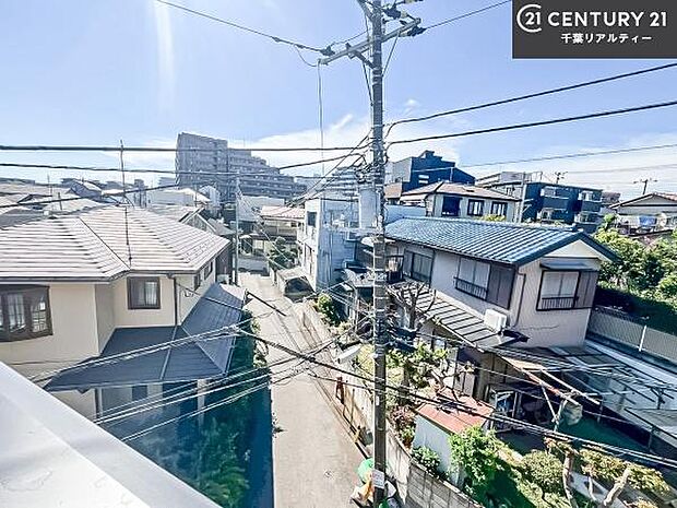 落ち着きある住宅街です！周囲には高い建物がなく、空が広く開放感があり、陽当たりを大きく遮られることもありません！気持ちの良い風が通り抜ける街並みです！