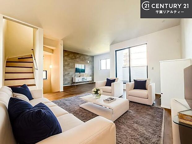 家具はCGパースです。大切な家族が集まるからこそLDKにはこだわりたい。子供たちが元気に笑いながら走り回っている姿を見た時が「広い家にして良かった」と思う瞬間です。