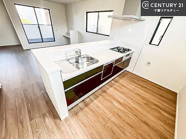 大人気の対面式システムキッチンを採用しています！ご家族のコミュニケーションが自然と増える設計です。お子様にも目が届くので嬉しいですね。収納力もあります！