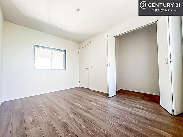 優しい光が差し込む洋室は、朝の目覚めも気持ちが良さそうですね。おうち時間もゆったりと過ごすことができます。優しい色合いのフローリングがどんな家具にもマッチします！