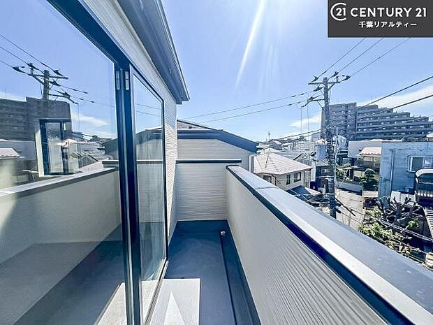 陽当たり良好なバルコニーです！晴れた日には青い空を見渡せる開放的な時間を楽しめます。