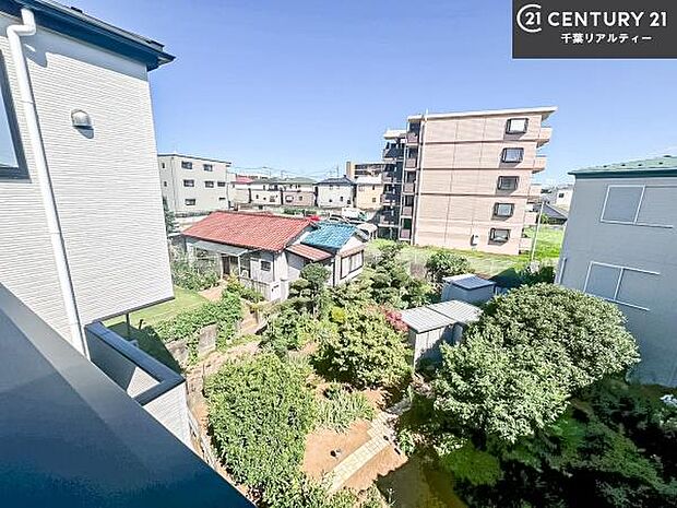 落ち着きある住宅街です！周囲には高い建物がなく、空が広く開放感があり、陽当たりを大きく遮られることもありません！気持ちの良い風が通り抜ける街並みです！