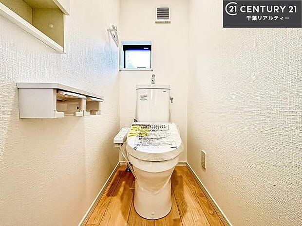 1・2階にトイレがございます!朝の忙しい時間帯も待たずにすみそうですね。白を基調とした清潔感のあるトイレでお手入れがしやすいです!