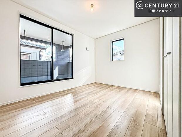 2面採光を確保した明るい室内は、風通しも良く、明るく大変居心地の良い空間となっております。リラックスして過ごせる心地の良いお部屋です!朝の目覚めがスッキリしますね!