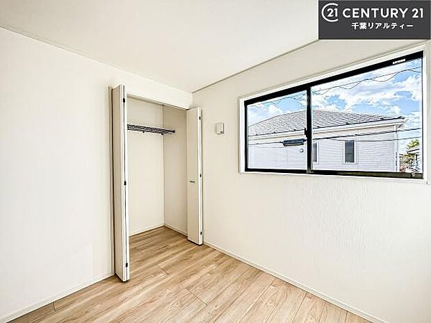 洋室は子供部屋や寝室、色々と用途多彩に利用できますね。収納力もたっぷりなので、広々気持ちよく過ごすことができます。