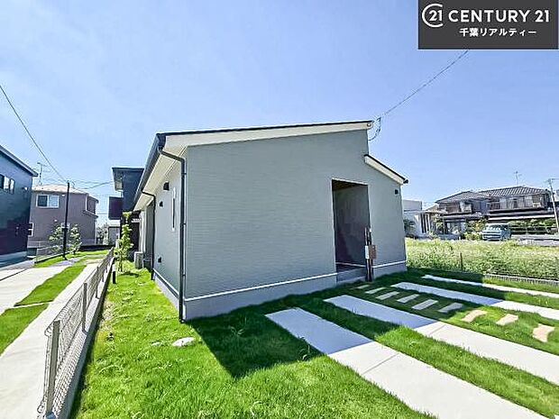 お庭スペースつき！ガーデニングや家庭菜園が楽しめてアウトドアの趣味が増えそうですね！