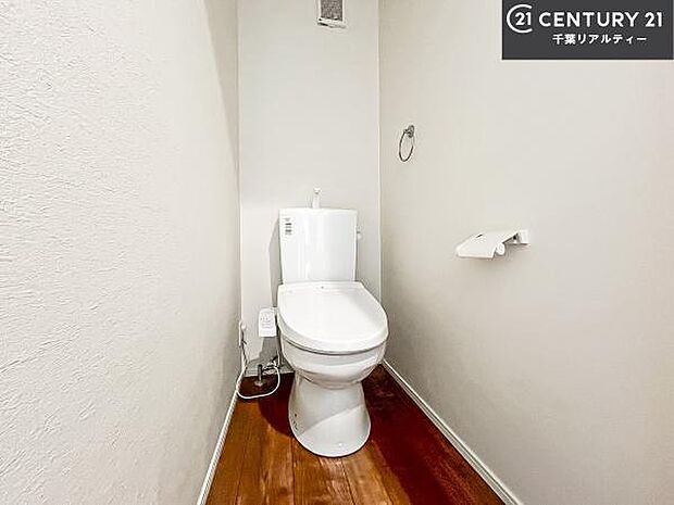 1・2階にトイレがございます！朝の忙しい時間帯も待たずにすみそうですね。白を基調とした清潔感のあるトイレでお手入れがしやすいです！
